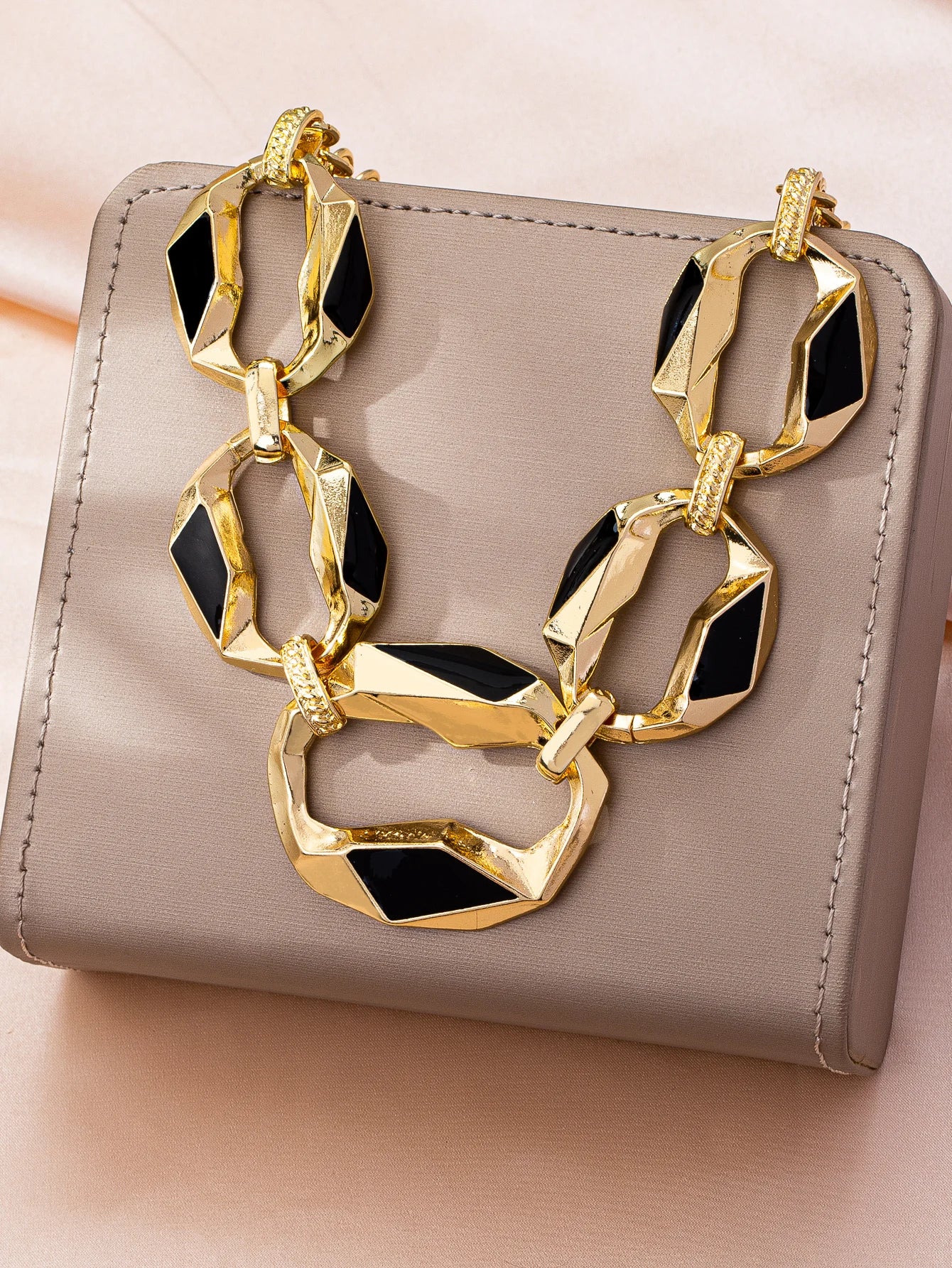 A Charming, Versatile, Exaggerated and High-End Geometric Necklace for Women